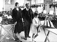 Família Muratore visita a primeira Festa da Uva realizada em 1931, nos salões do Recreio da Juventude, onde funcionou, por anos, a farmácia matriz