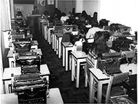 Curso de datilografia oferecido no edifício São José Operário na década de 70
