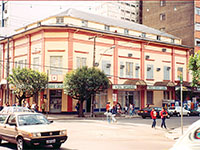 Vista frontal do prédio antes da revitalização na década de 90