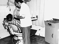 Atendimento no consultório odontológico do Círculo na década de 70